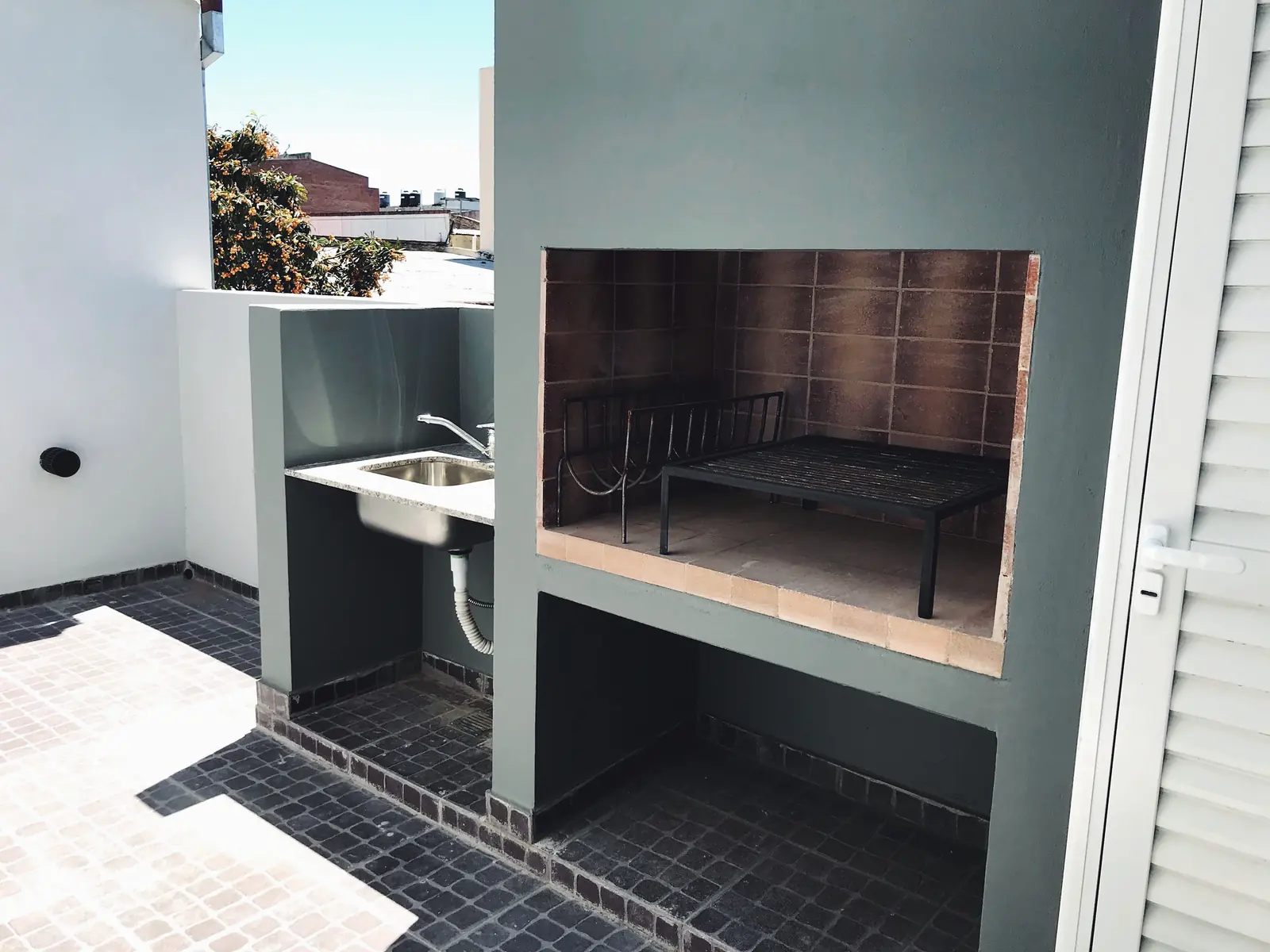Balcón con parrilla en Departamentos Aguado
