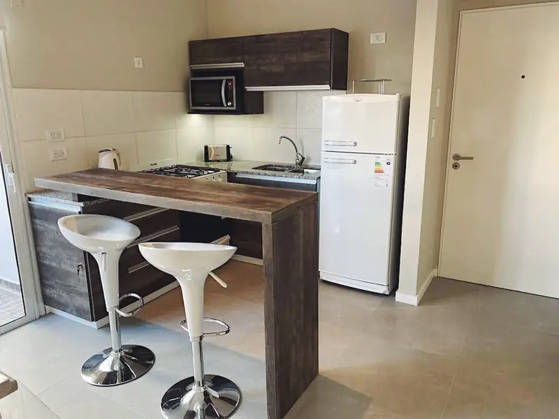 Departamento A, Departamentos Aguado — cocina totalmente equipada con desayunador