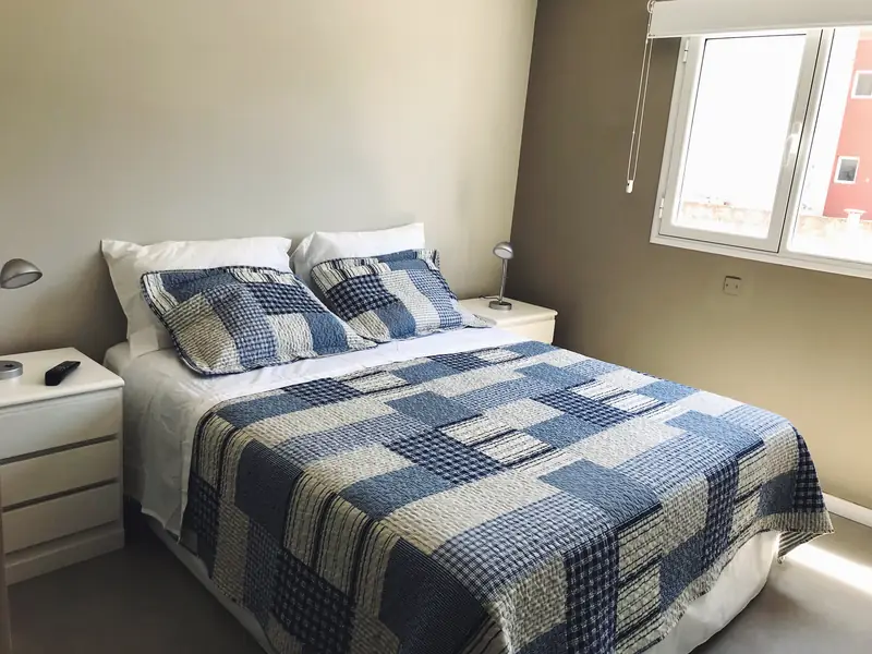Departamento A, Departamentos Aguado — dormitorio con cama matrimonial grande