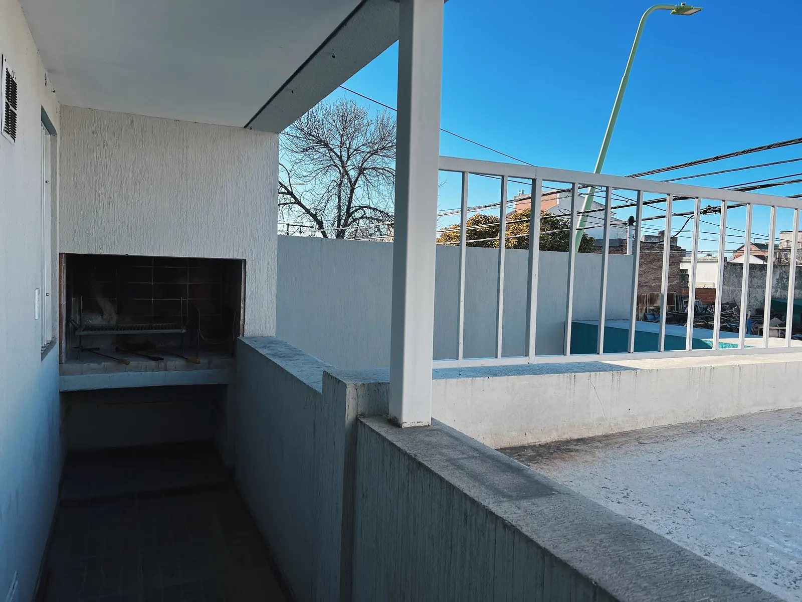 Balcón y terraza con parrilla en Departamentos Aguado