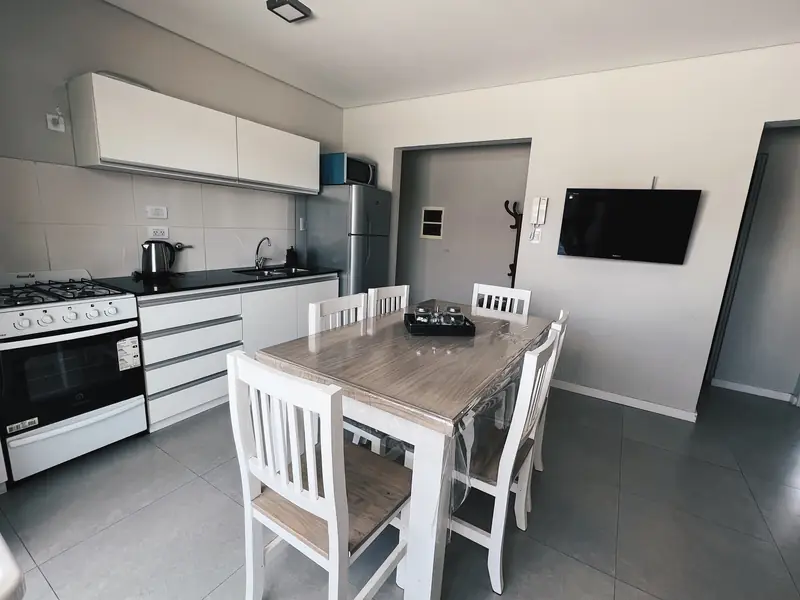 Departamento B, Departamentos Aguado — cocina comedor con mesa para seis