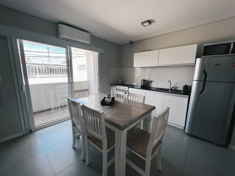 Departamento B, Departamentos Aguado — cocina equipada con heladera y horno