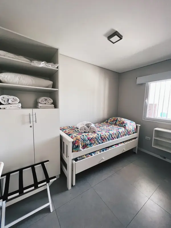 Departamento B, Departamentos Aguado — segundo dormitorio con dos camas individuales