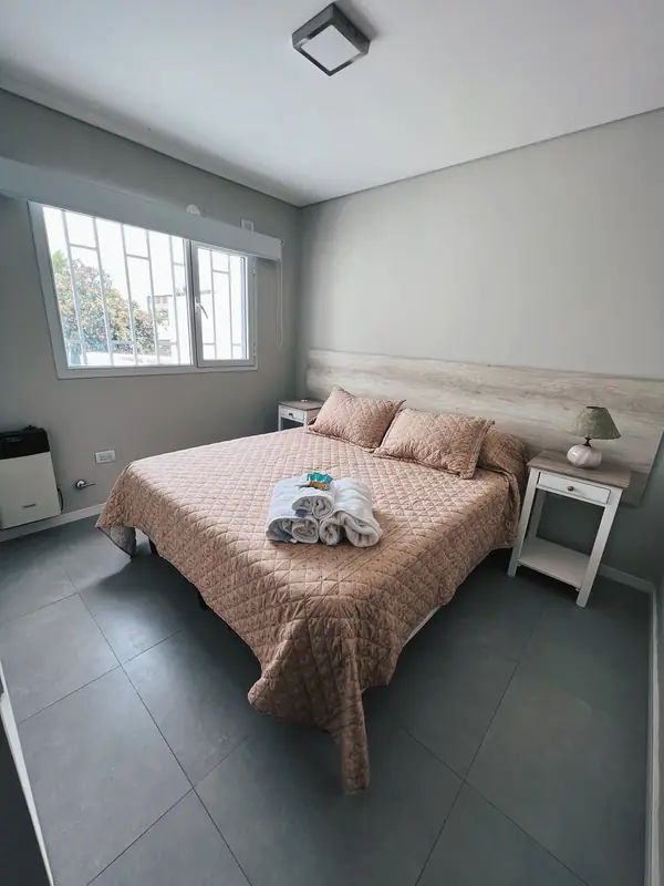 Departamento B, Departamentos Aguado — dormitorio principal con cama matrimonial grande