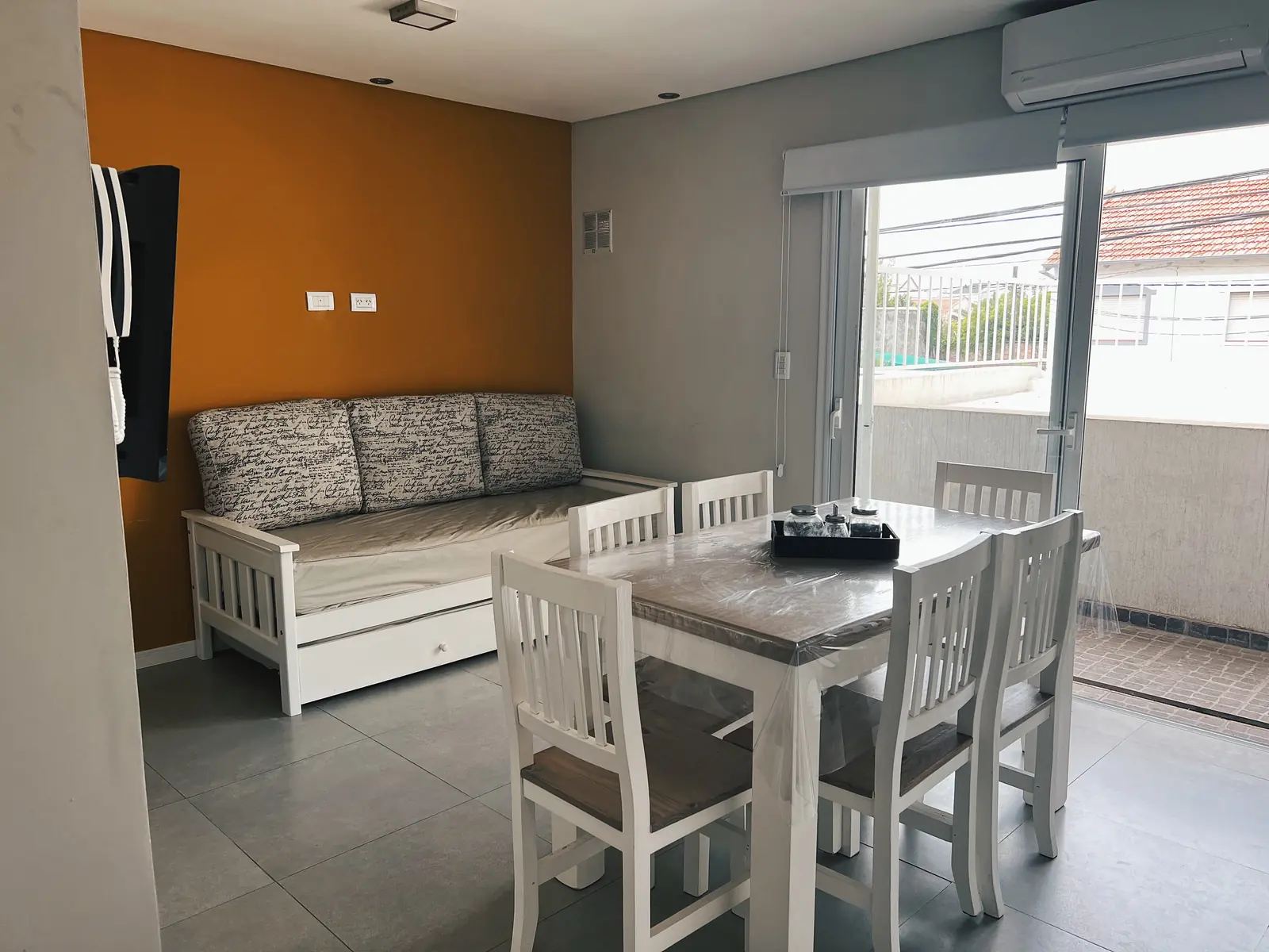 Living comedor de un departamento de Departamentos Aguado en Bahía Blanca