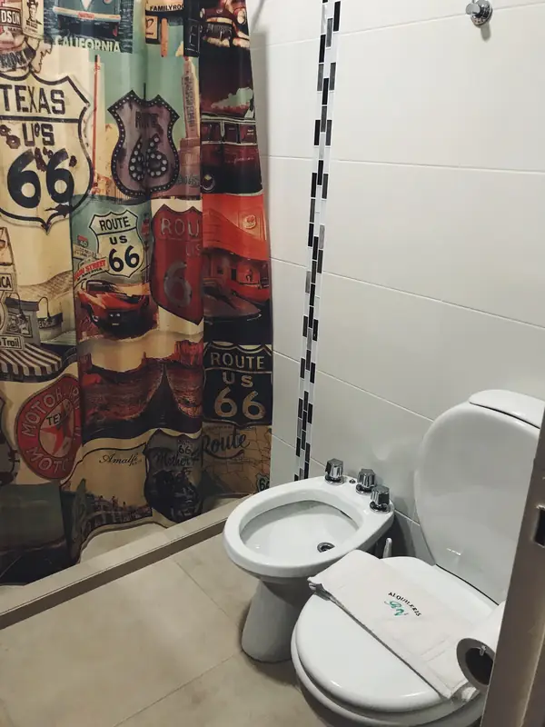 Departamento C, Departamentos Aguado — amplio baño completo con bacha y espejo