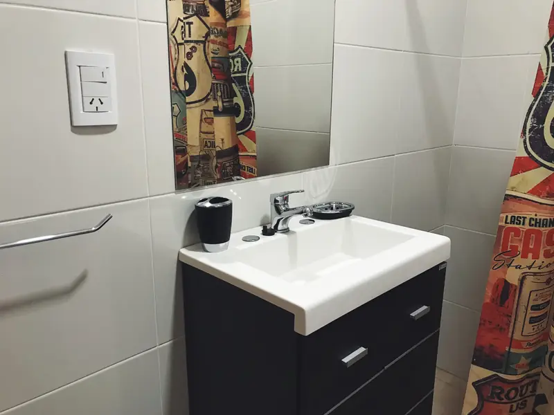 Departamento C, Departamentos Aguado — amplio baño del departamento