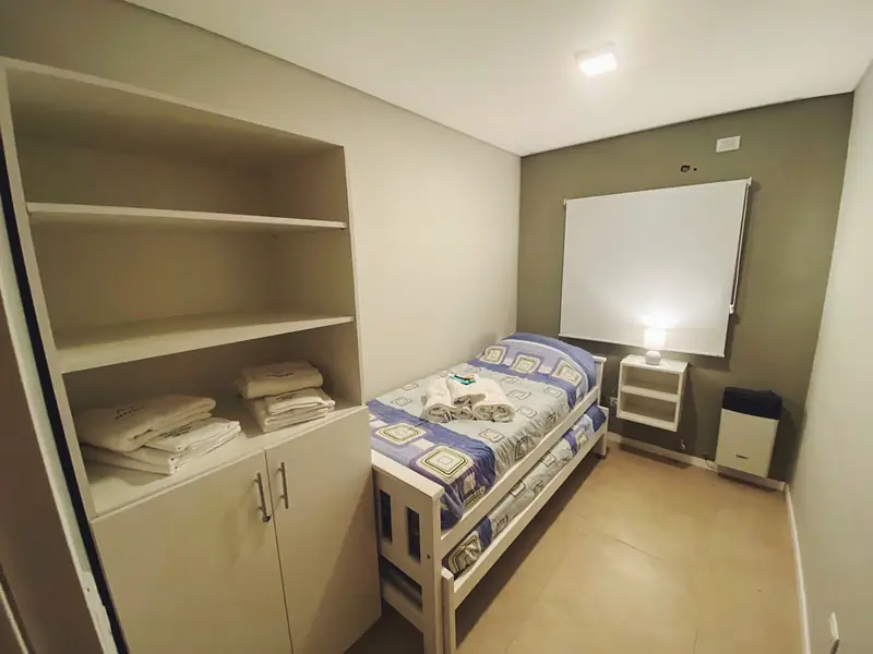 Departamento C, Departamentos Aguado — segundo dormitorio con dos camas individuales