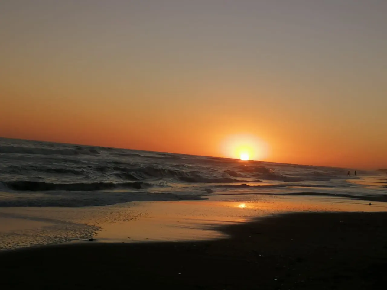 Atardecer sobre la playa de Monte Hermoso, a 200 metros de las cabañas