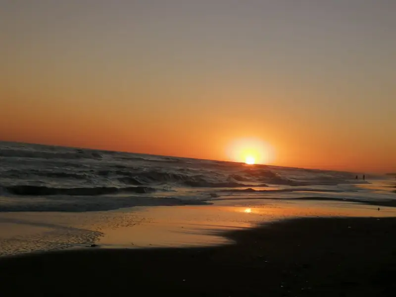 Cabañas Sendero de Pinos, Monte Hermoso — atardecer en la playa de Monte Hermoso, a 200 metros