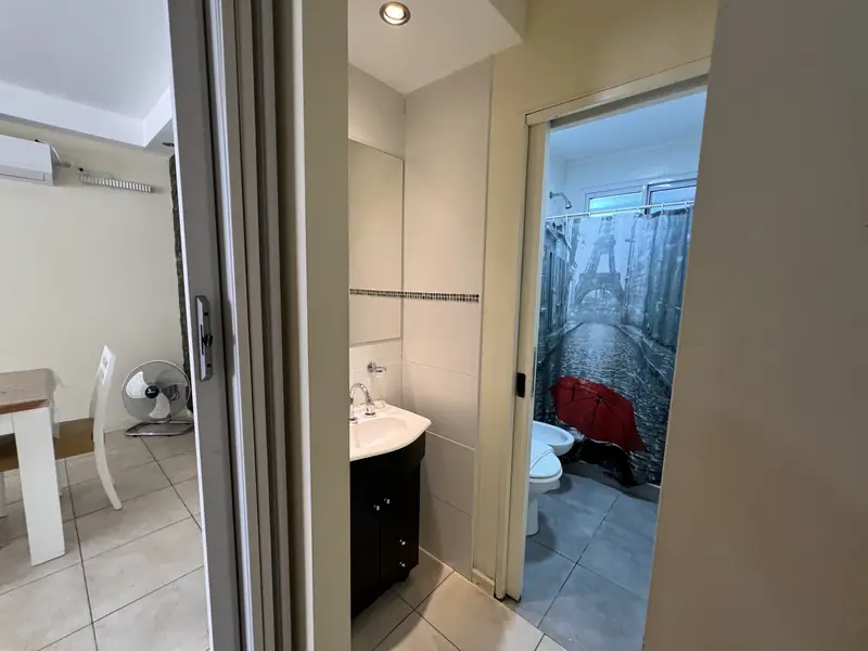 Cabañas Sendero de Pinos, Monte Hermoso — antebaño independiente