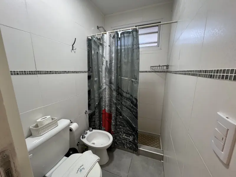 Cabañas Sendero de Pinos, Monte Hermoso — baño completo con ducha