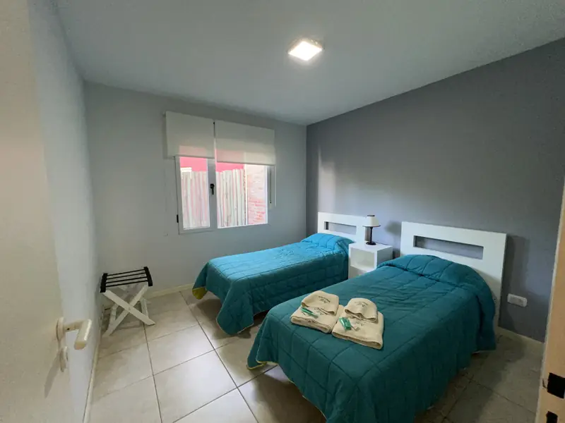Cabañas Sendero de Pinos, Monte Hermoso — segundo dormitorio con cama individual y cama con carro