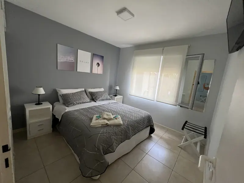 Cabañas Sendero de Pinos, Monte Hermoso — dormitorio principal con cama matrimonial grande