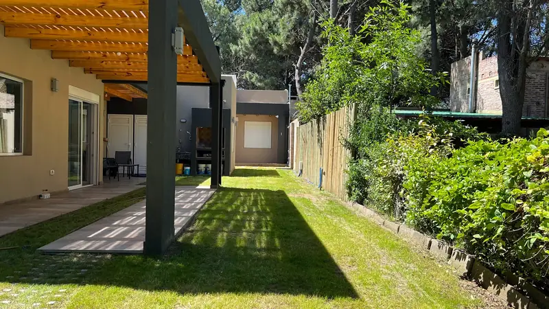 Cabañas Sendero de Pinos, Monte Hermoso — galería de madera y parque arbolado del complejo