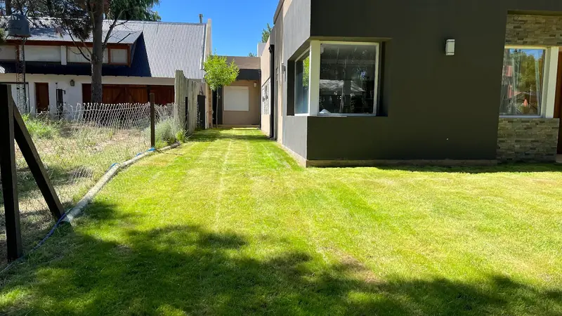 Cabañas Sendero de Pinos, Monte Hermoso — amplio jardín con césped entre las cabañas