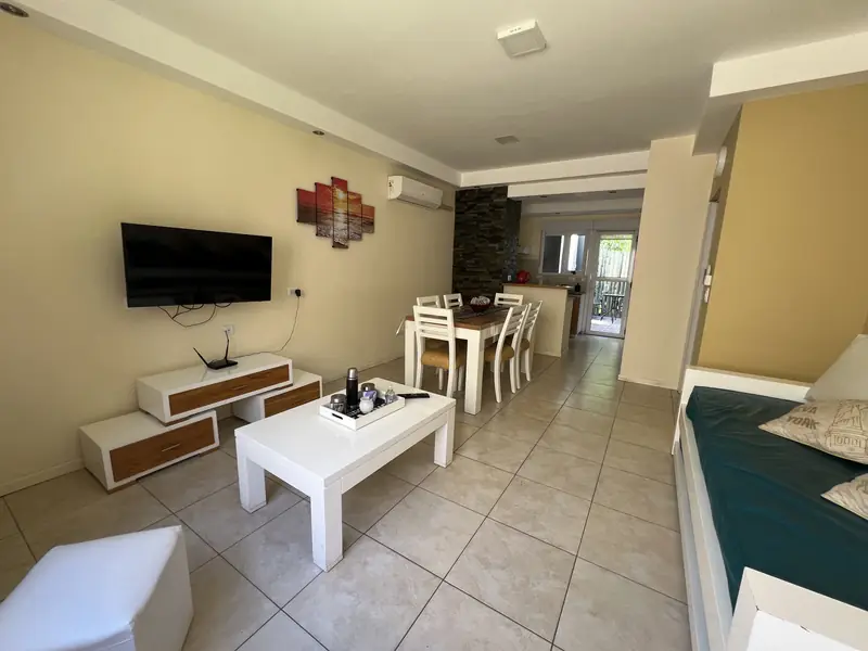 Cabañas Sendero de Pinos, Monte Hermoso — living comedor con mesa para seis huéspedes