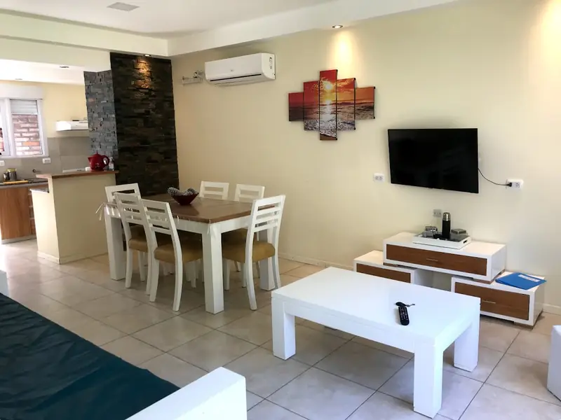 Cabañas Sendero de Pinos, Monte Hermoso — living comedor con Smart TV y aire acondicionado