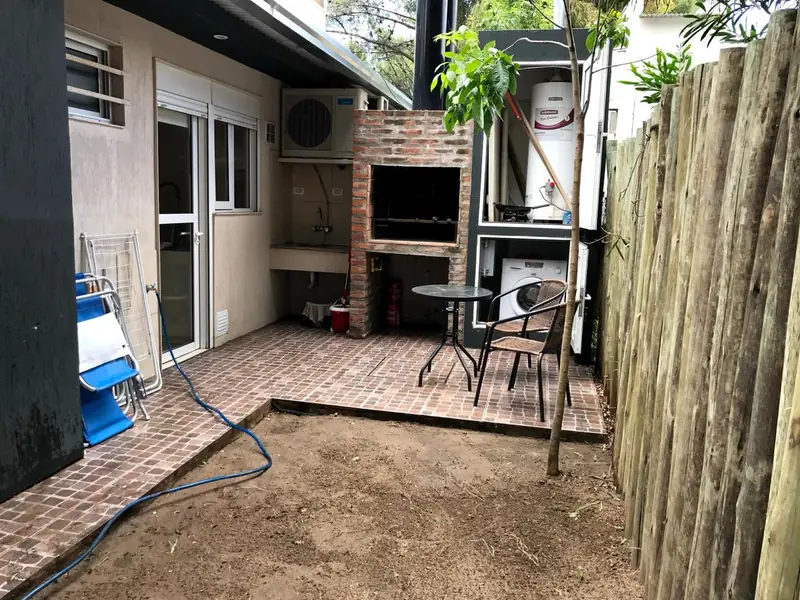 Cabañas Sendero de Pinos, Monte Hermoso — patio privado con parrilla y lavarropas