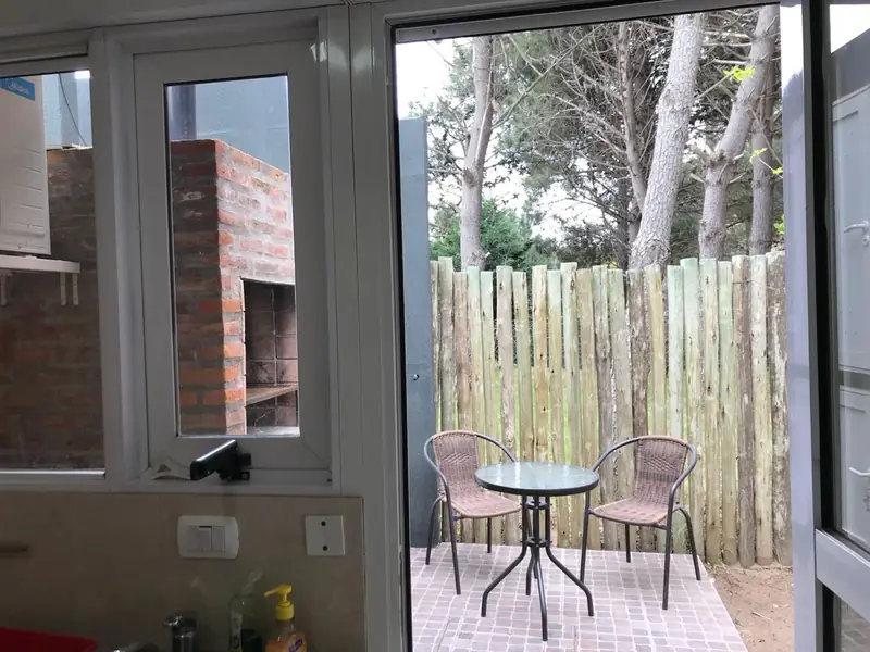 Cabañas Sendero de Pinos, Monte Hermoso — vista del patio desde el interior de la cabaña
